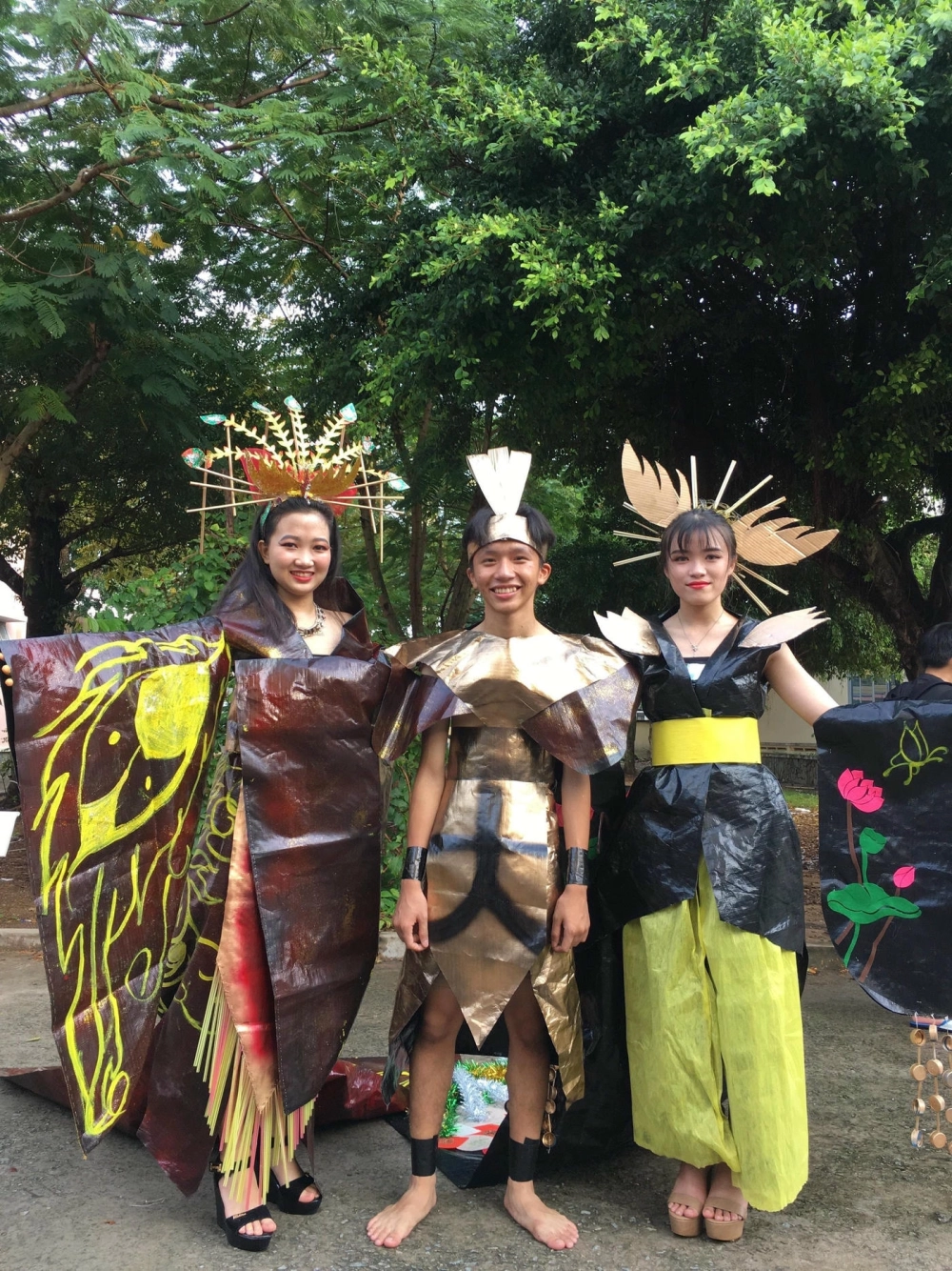 Thời trang báo giấy cho nam giới ngầu xuất hiện bên cạnh các mẫu váy nữ tạo nên sự đối lập đầy tính nghệ thuật