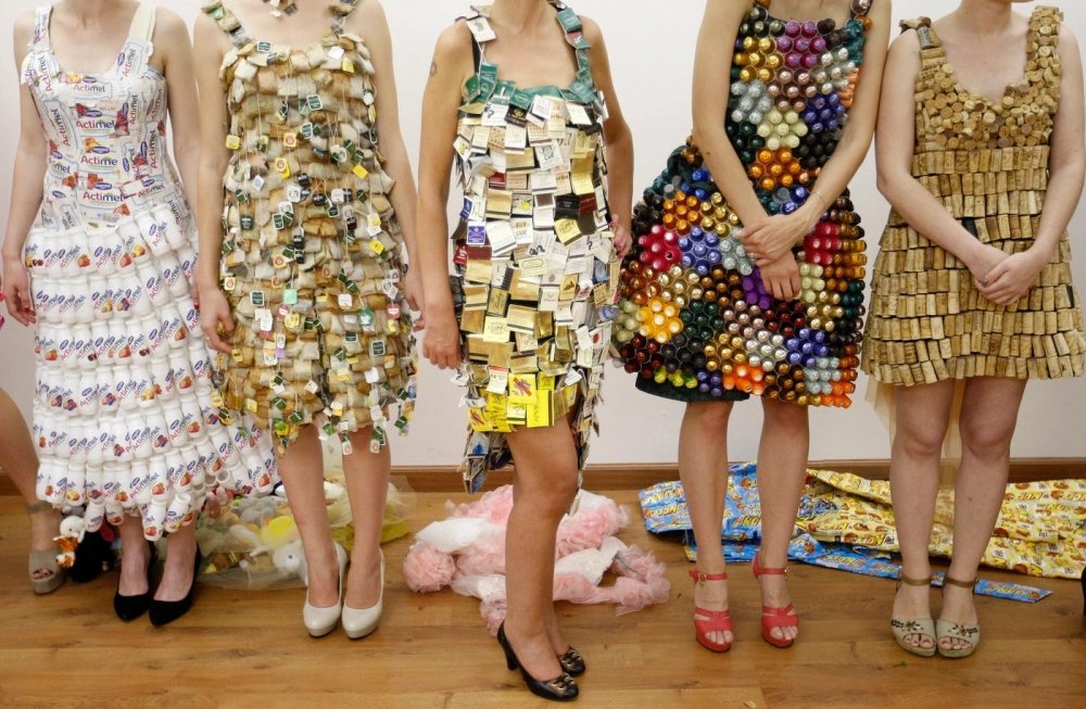 Thời trang báo giấy độc lạ với thiết kế váy đuôi cá và mũ rộng vành phá cách làm từ chất liệu giấy báo