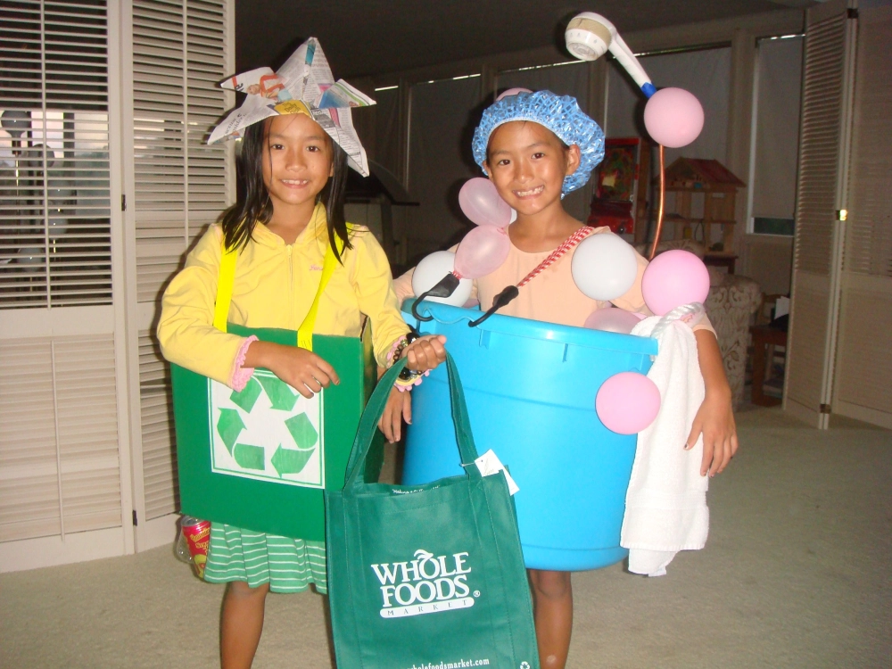 Thi thiết kế thời trang báo giấy quy tụ những tác phẩm váy dạ hội cầu kỳ làm hoàn toàn từ các trang báo cũ