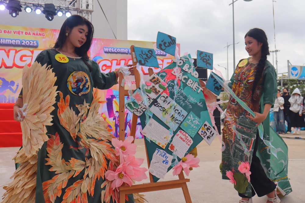 Kịch bản trình diễn thời trang báo giấy chuyên nghiệp với sự xuất hiện rạng rỡ của bộ sưu tập váy dạ hội tái chế