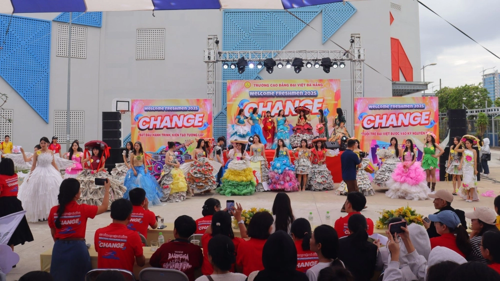 Trò chơi sáng tạo thời trang báo giấy giúp các bạn nữ phát huy ý tưởng thiết kế độc đáo từ vật liệu tái chế