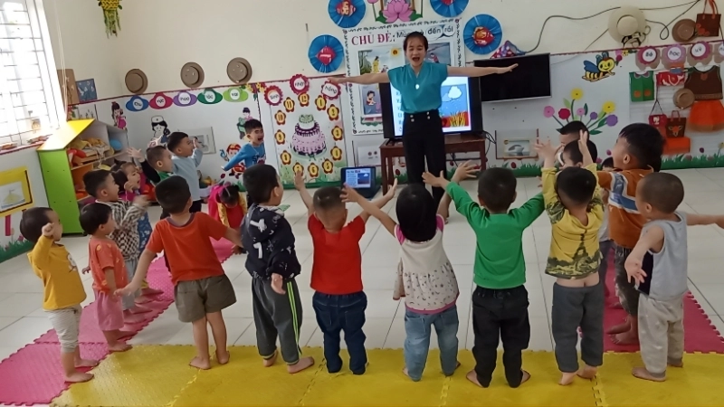 Hoạt động năng động với trời nắng trời mưa mầm non tại trường