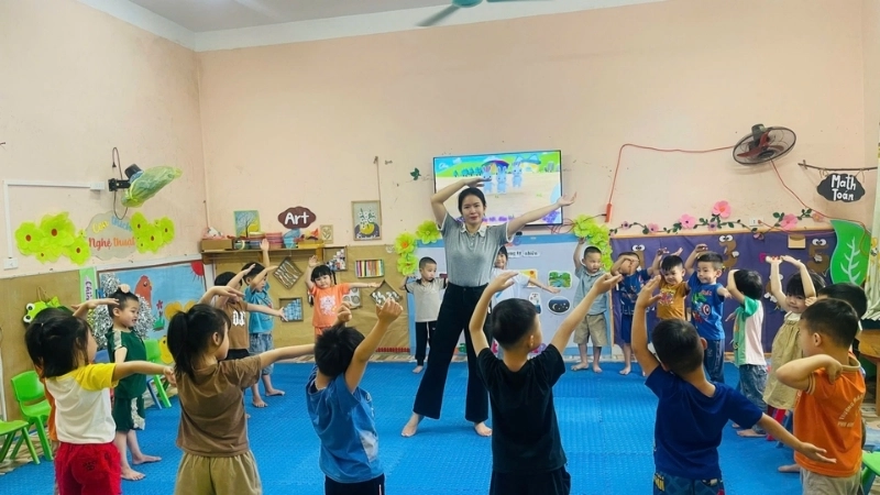 Bé vận động linh hoạt với cách tổ chức trò trời nắng trời mưa