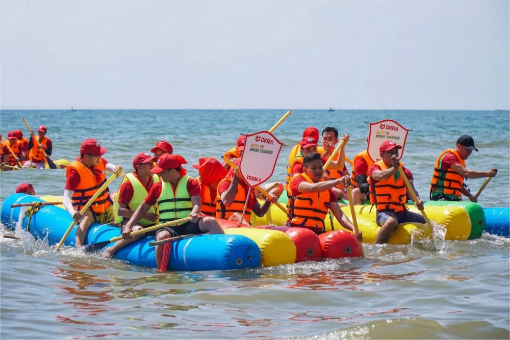 Các chiến sĩ thực hiện bài tập huấn luyện nghiêm túc qua những địa hình phức tạp