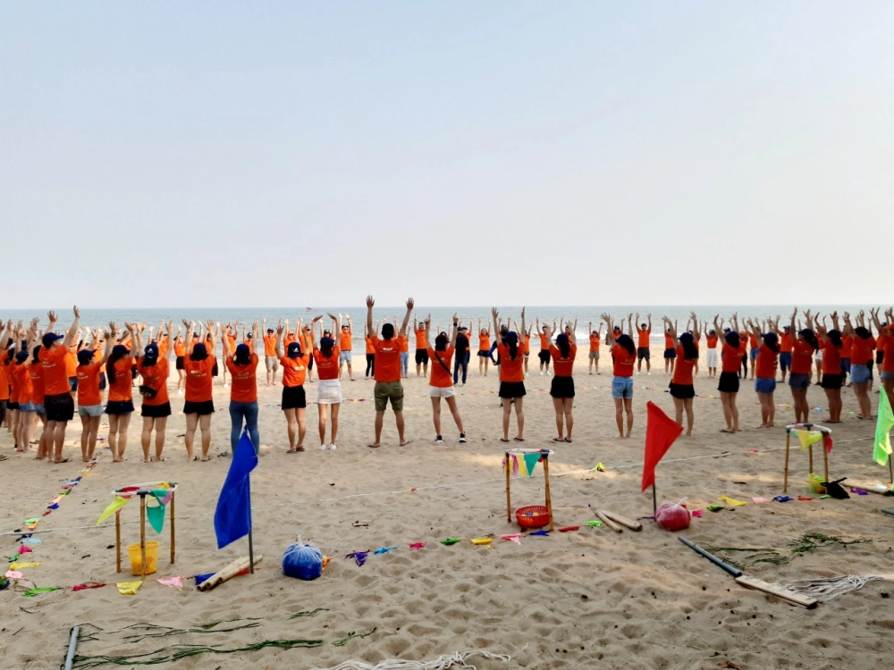 Các em nhỏ hào hứng tham gia hoạt động rèn luyện thể chất tại sân trường