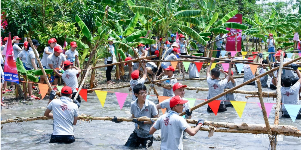 Những cú trượt ngã vui nhộn tạo nên tiếng cười cho khán giả theo dõi cuộc thi