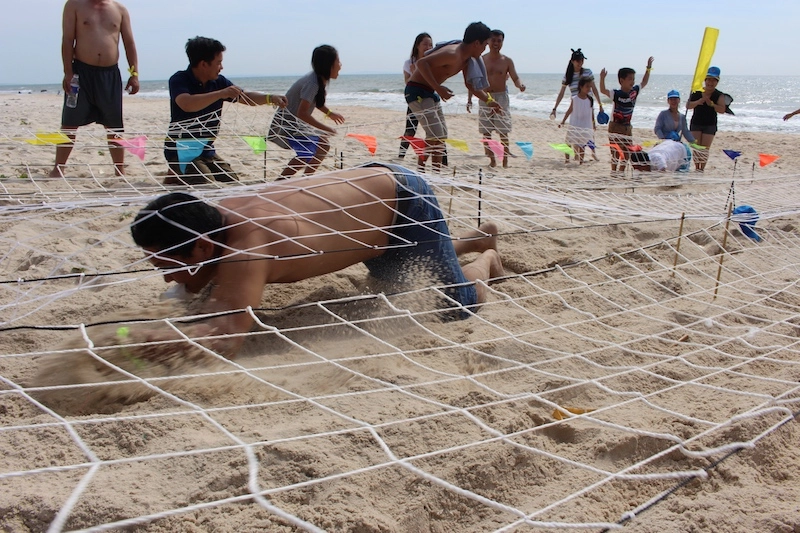 Không khí sôi động của trò chơi liên hoàn vượt rào kẽm gai tại resort dã ngoại