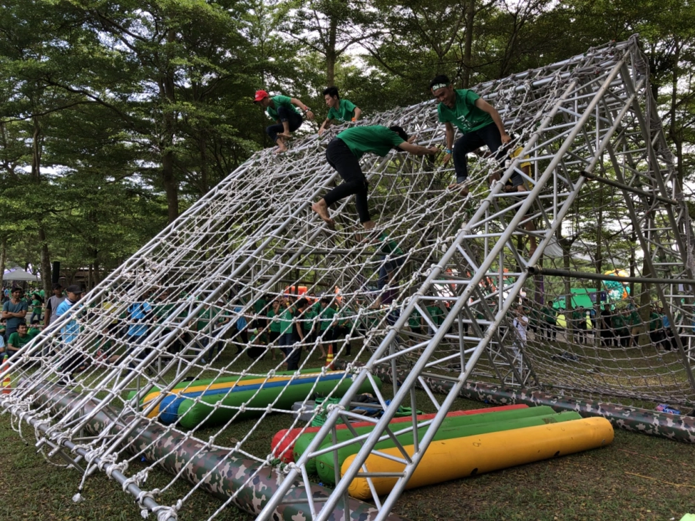 Hướng dẫn chơi vượt rào kẽm gai an toàn cho thành viên lần đầu tham gia team building quân đội