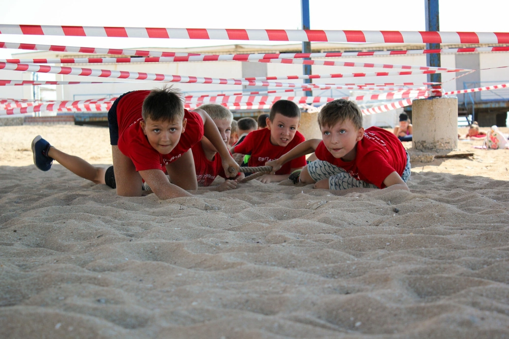 Trò chơi team building thử thách thể lực vượt rào kẽm gai trên bãi biển