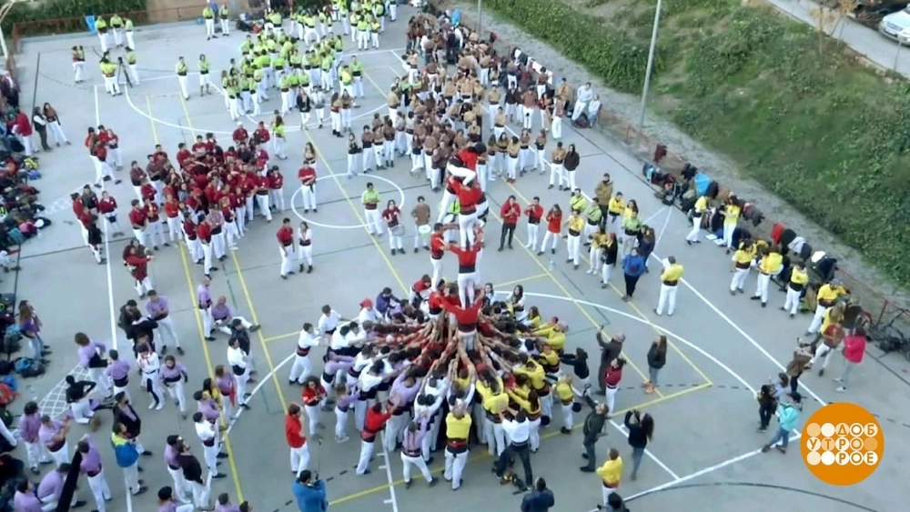 Tập thể cùng tham gia hoạt động để hiểu rõ ý nghĩa trò chơi xây tháp người về sự tin tưởng và gắn kết