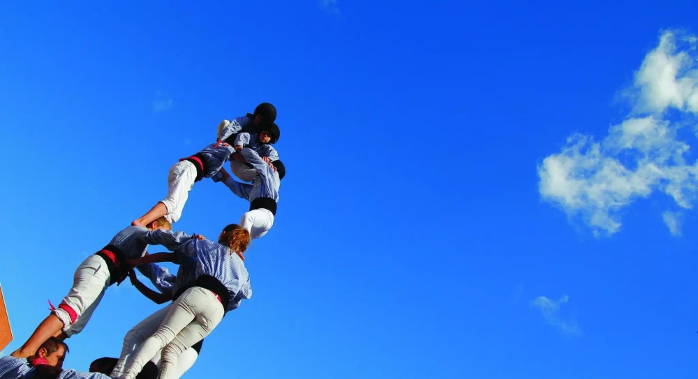 Các thành viên cùng nhau xây tháp người biểu tượng cho ý chí quyết tâm chinh phục mục tiêu mới