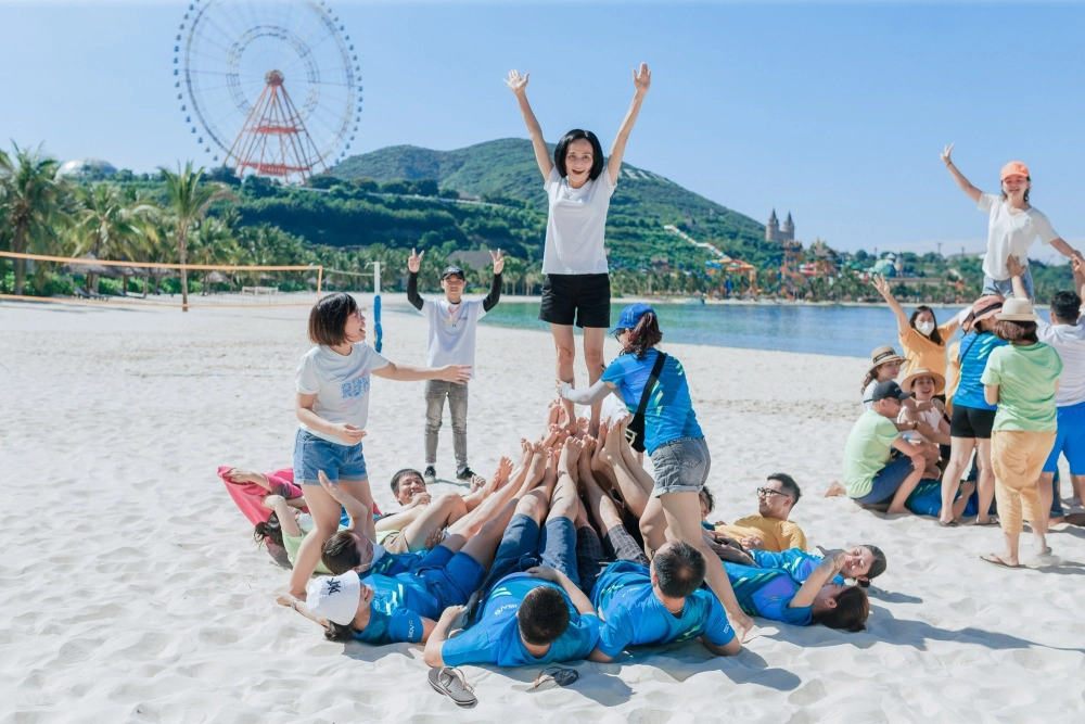 Nhóm bạn trẻ hào hứng tham gia trò chơi tháp người cho sinh viên trong buổi dã ngoại ngoại khóa