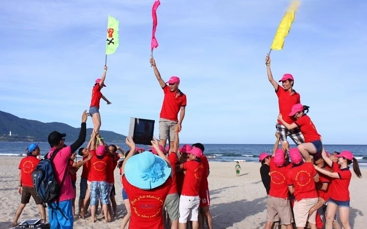 Hoạt động tháp người team building bãi biển sôi động giúp kết nối các phòng ban trong doanh nghiệp