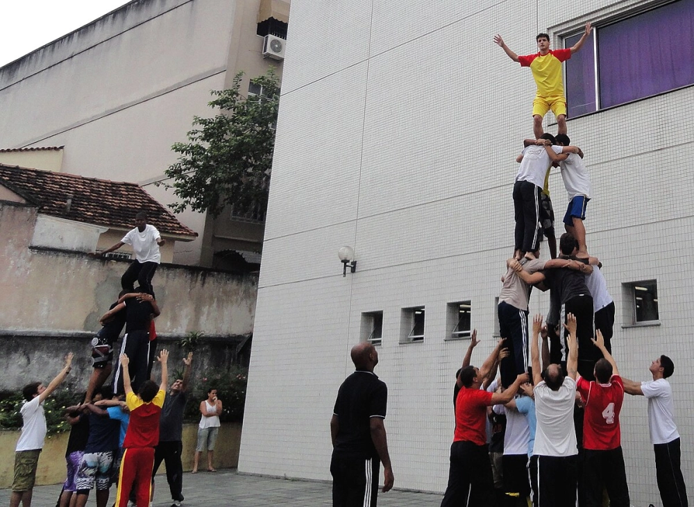 Các thành viên phối hợp ăn ý tạo nên hình ảnh xây tháp người đẹp nhất trong buổi team building