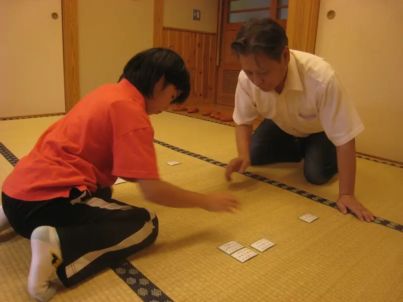 Lá bài Karuta in chữ và hình minh họa rõ nét