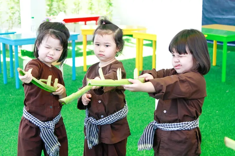 Trò chơi dân gian Bắn Súng Chuối sáng tạo với vật liệu tự nhiên