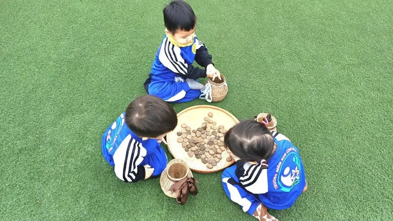 Trò chơi Cắp cua bỏ giỏ giải trí giúp trẻ phát triển