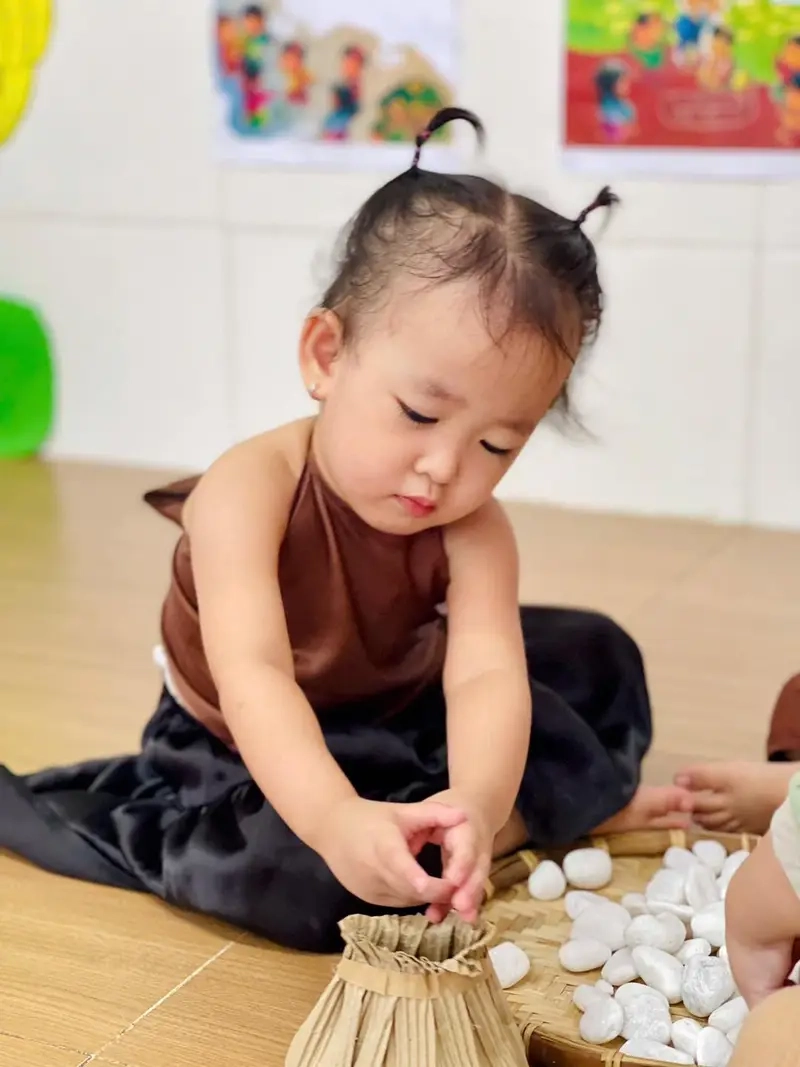 Trò chơi Cắp cua bỏ giỏ trong lễ hội sôi động