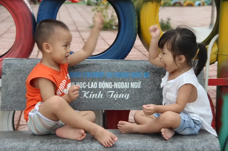 Trò chơi chọi cỏ Việt Nam giữa sân chơi trẻ em