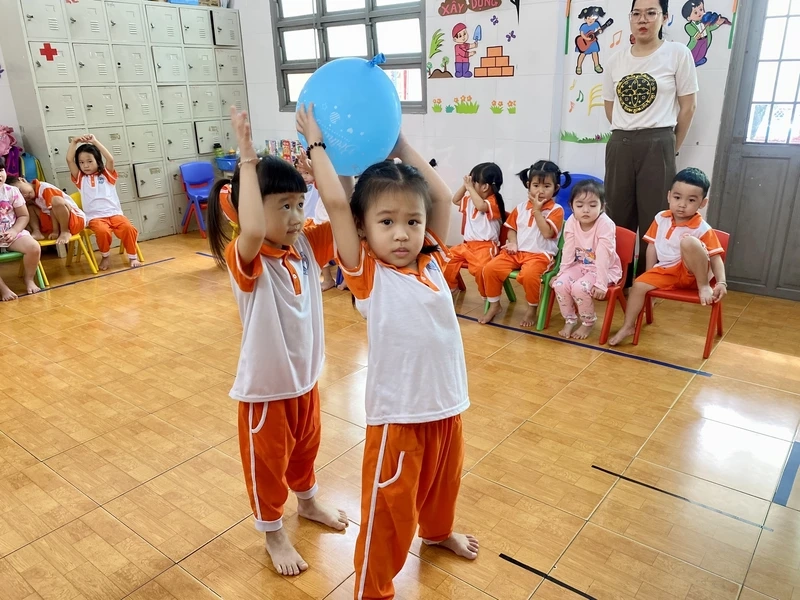 Hướng dẫn cách chơi chuyền bóng qua đầu nhanh gọn dễ hiểu