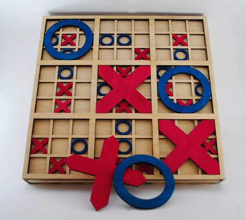 Hai bạn trẻ đánh cờ caro 2 người