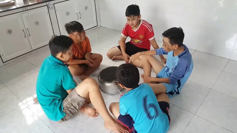 Đánh bài quẹt nhọ nồi tại nhà với bạn bè