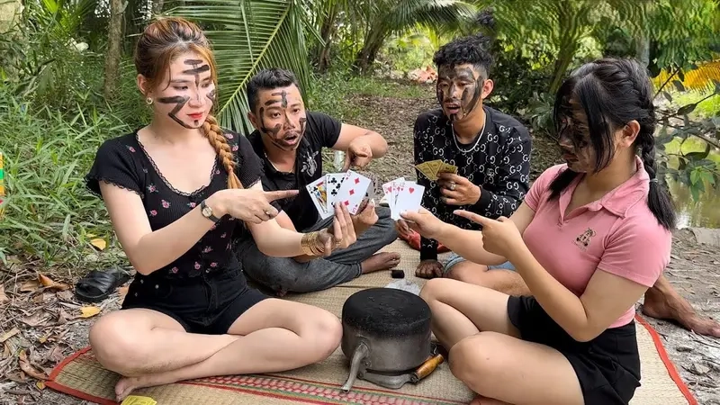 Đánh bài quẹt nhọ nồi khác gì trò khác