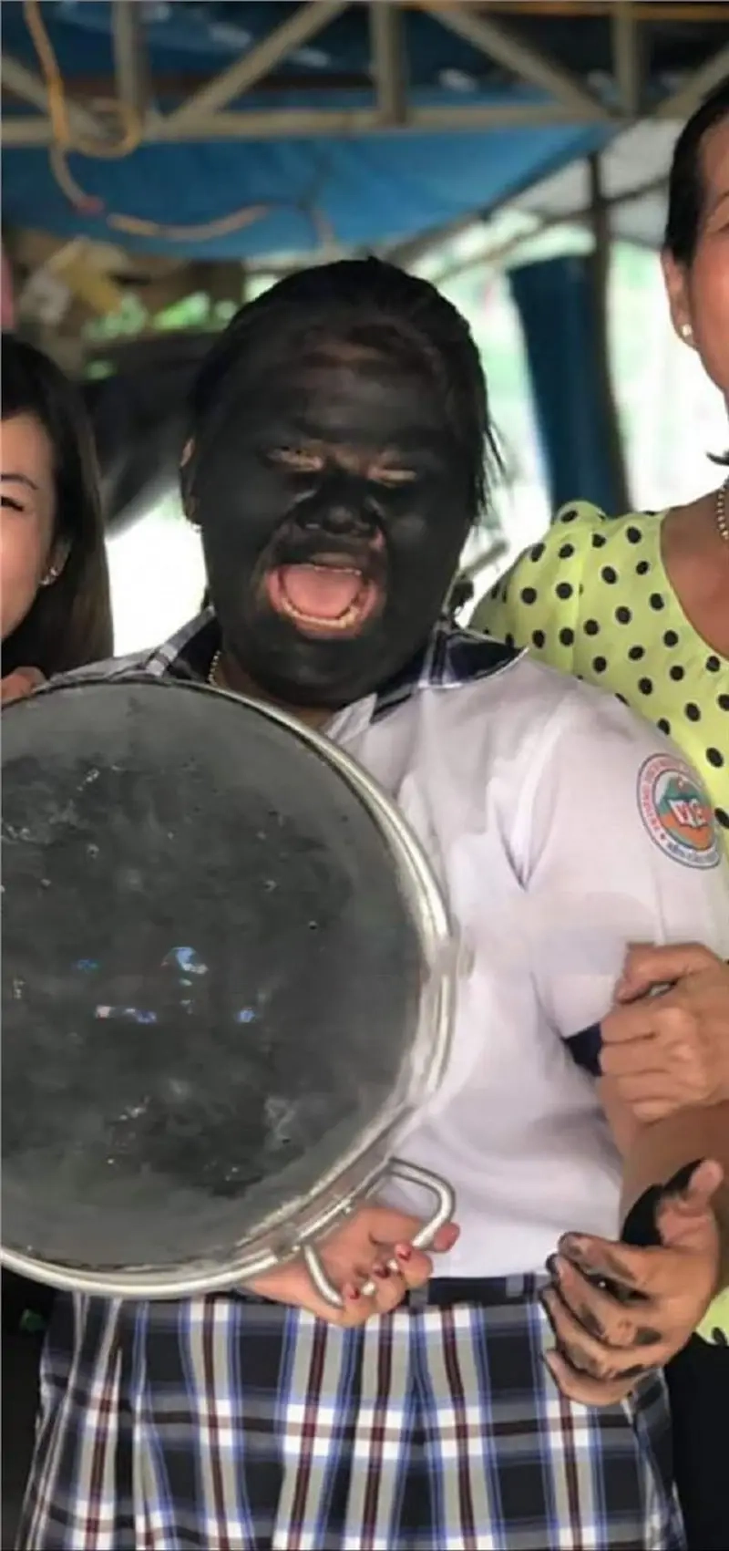 Đánh bài quẹt nhọ nồi có bị phạt không