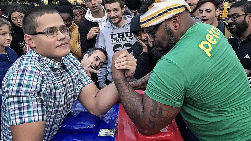 Đấu vật tay phổ biến trong cộng đồng qua hình ảnh thi đấu