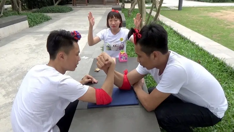 Đấu vật tay truyền thống xuất hiện trong lễ hội dân gian