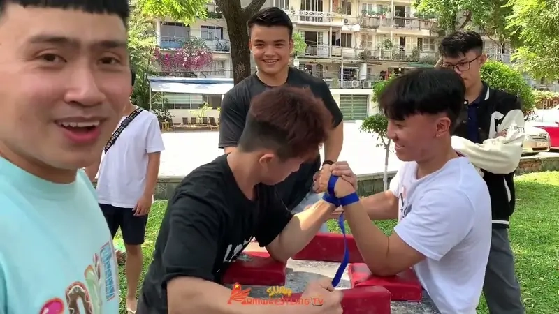 Đấu vật tay trong lễ hội tạo không khí gắn kết