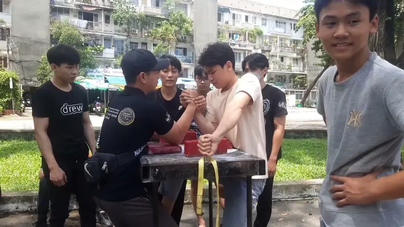 Đấu vật tay cho giới trẻ với tinh thần năng động