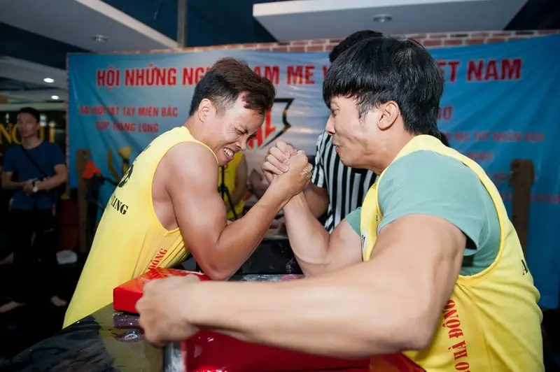Đấu vật tay rèn luyện thể lực cho người tham gia