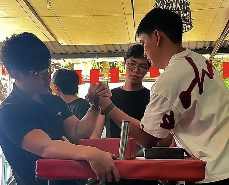 Đấu vật tay vui nhộn mang lại tiếng cười sôi động