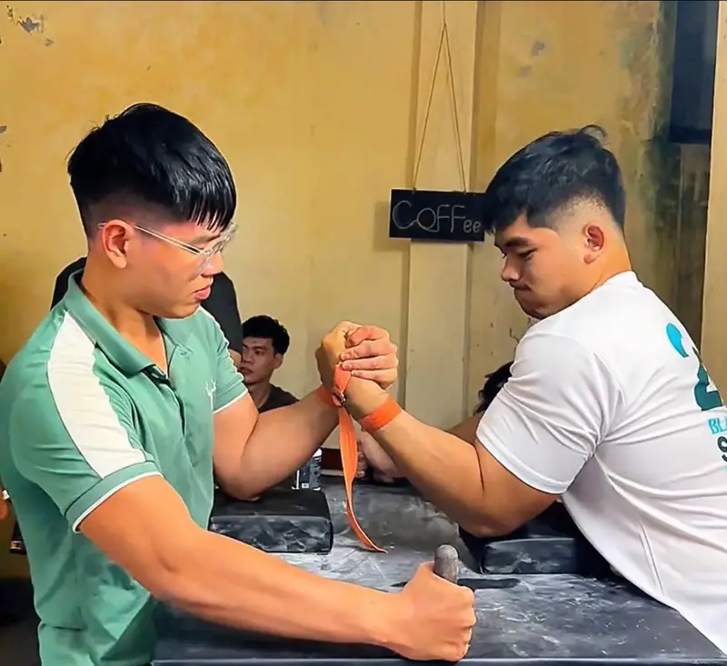 Đấu vật tay mang tính cạnh tranh đầy kịch tính