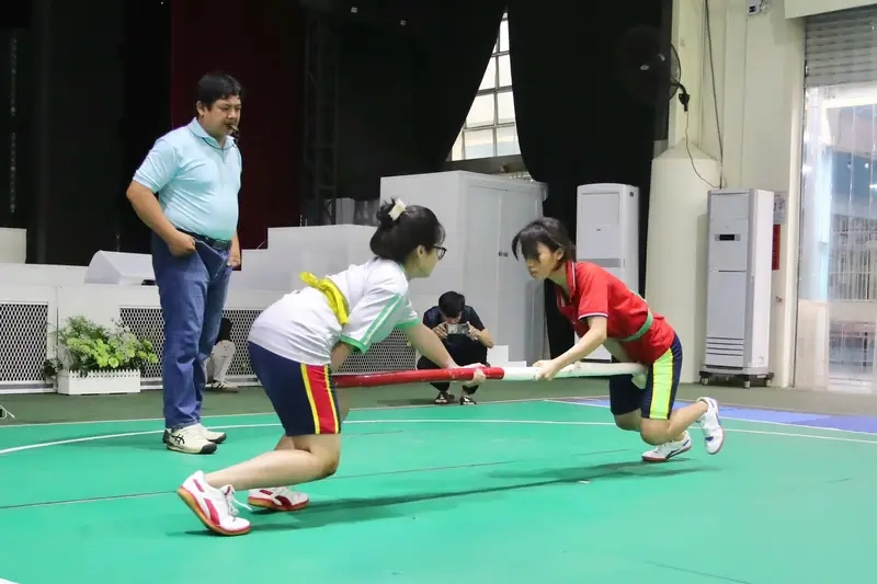 Đẩy Gậy truyền thống giữa sân đình cổ kính