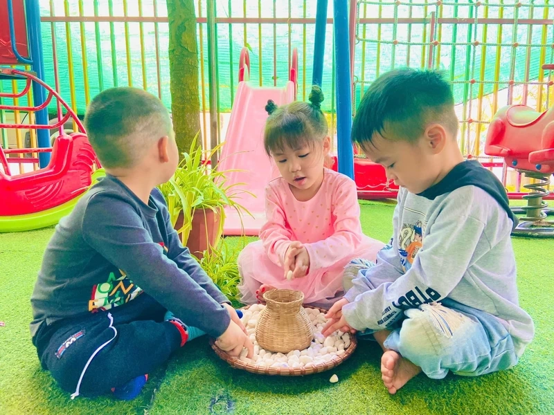 Giờ chơi bổ ích giúp bé tập trung qua gắp cua bỏ giỏ cho trẻ em