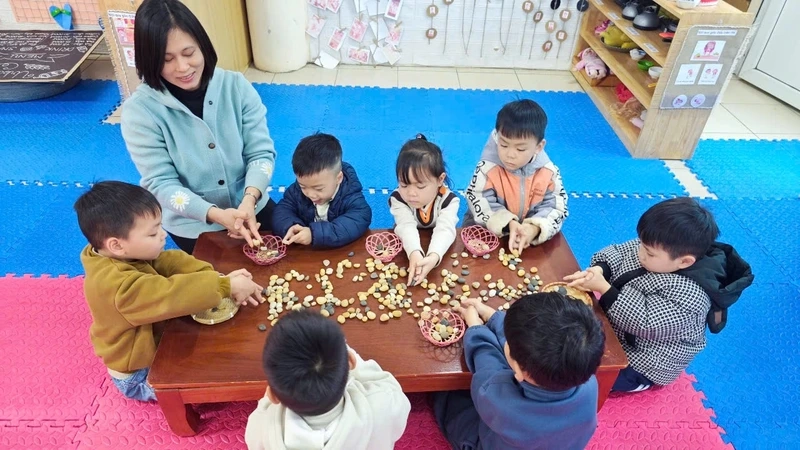 Hoạt động quen thuộc trong lớp là trò chơi gắp cua bỏ giỏ