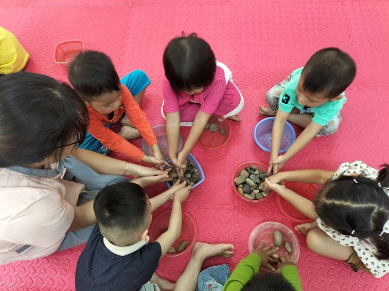 Vận động nhẹ nhàng cho bé với gắp cua bỏ giỏ vận động