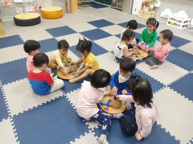 Khoảnh khắc đáng yêu được ghi lại qua hình ảnh gắp cua bỏ giỏ