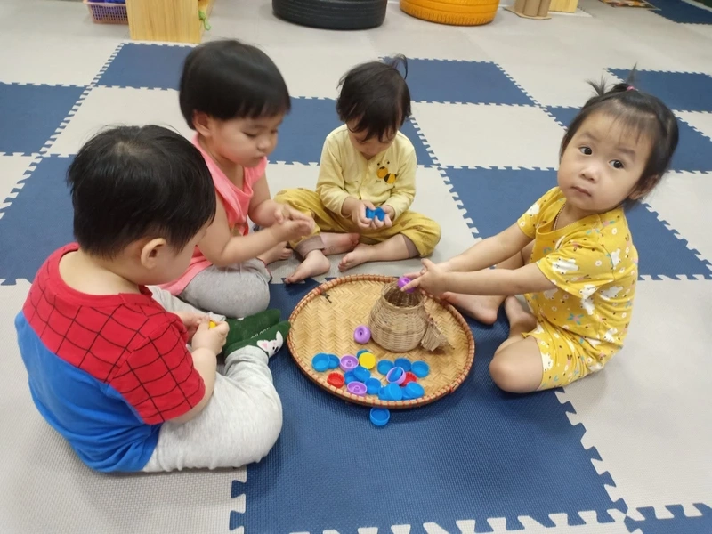 Đồ dùng học tập quen thuộc là đồ chơi gắp cua bỏ giỏ