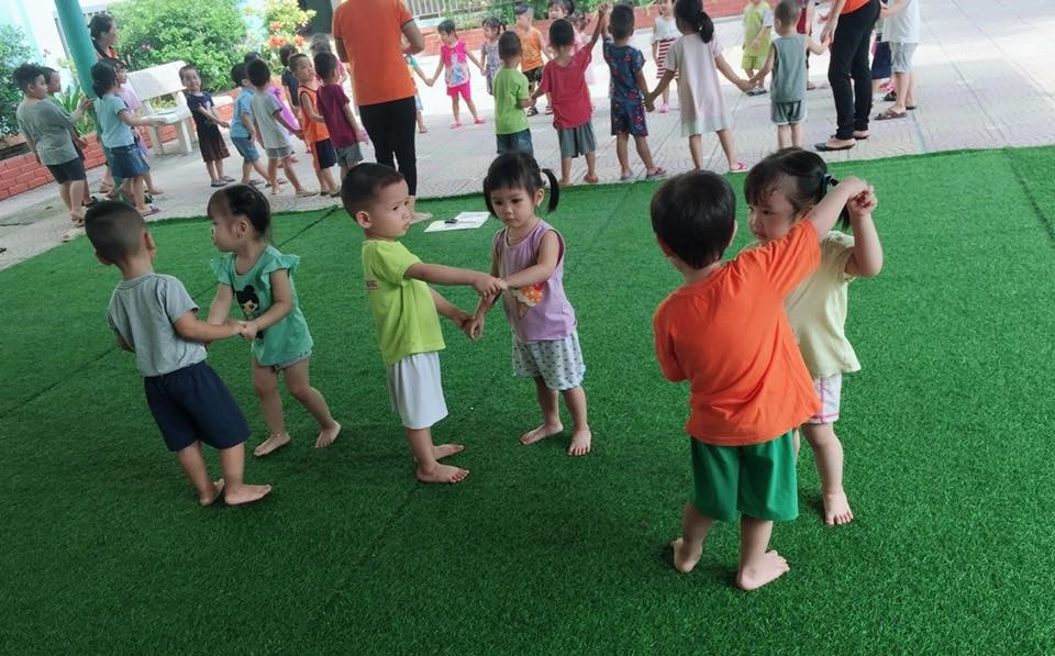 Trò chơi lộn cầu vồng vui nhộn gắn kết bạn bè