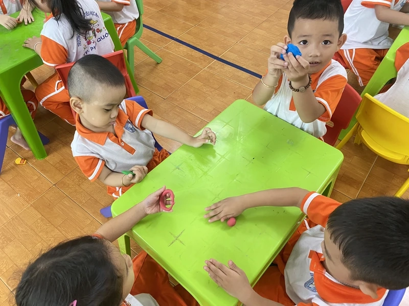 Hoạt động vui học giúp bé khéo tay hơn với nặn đất sét cho trẻ em