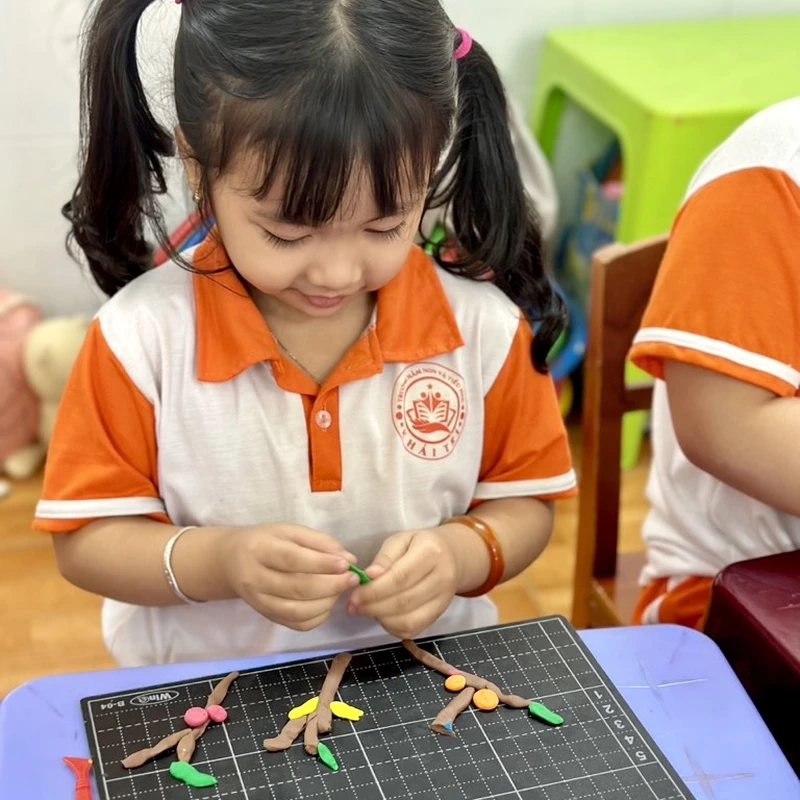 Giờ chơi sáng tạo giúp bé tập trung cùng nặn đất sét cho trẻ em