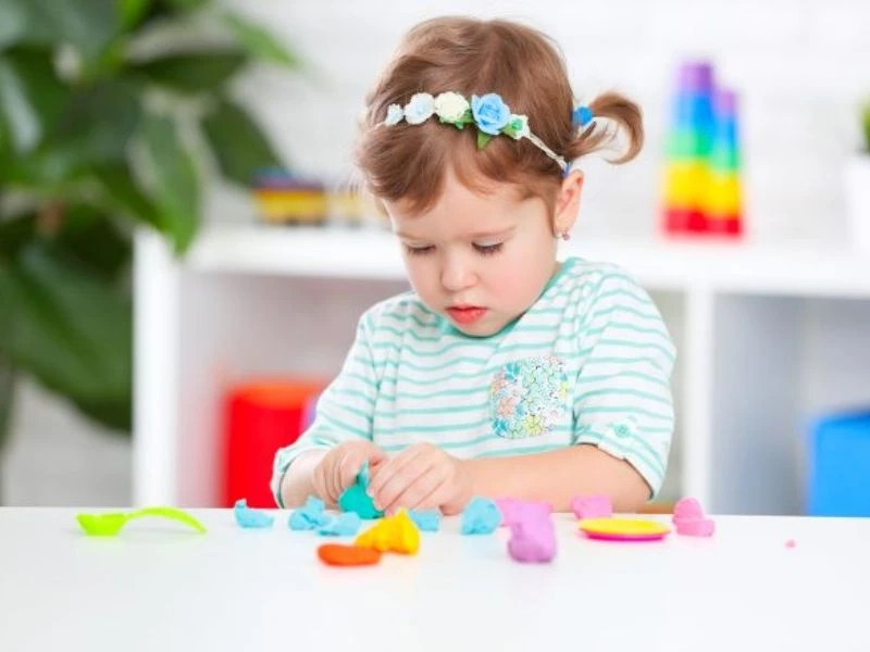 Giúp bé kiên nhẫn hơn qua nặn đất sét rèn sự khéo léo