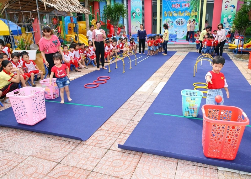 Trải nghiệm trò chơi ném bóng vào rổ vận động tăng phản xạ