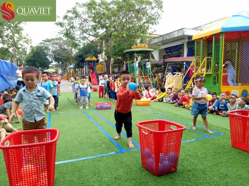 Chia sẻ cách tổ chức trò ném bóng vào rổ cho lớp đông