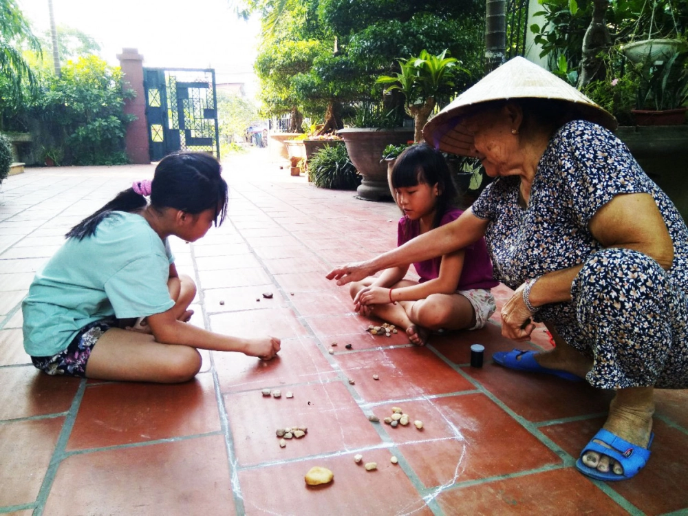 Ô ăn quan gợi nhớ tuổi thơ làng quê yên bình