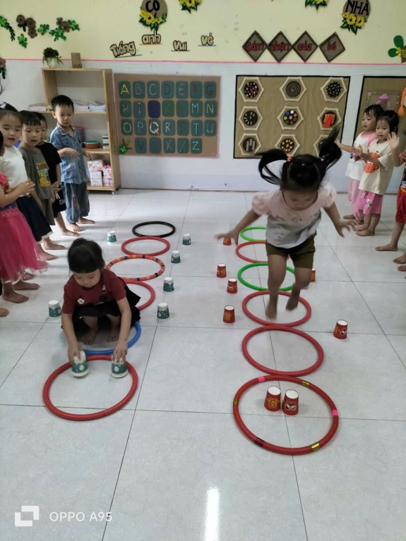 Tổ chức thi xem ai nhanh mầm non vui nhộn an toàn và bổ ích