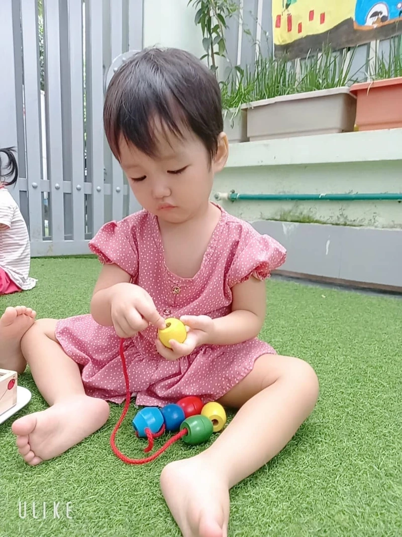 Giáo viên mầm non áp dụng hiệu quả cách chơi xâu hạt vòng